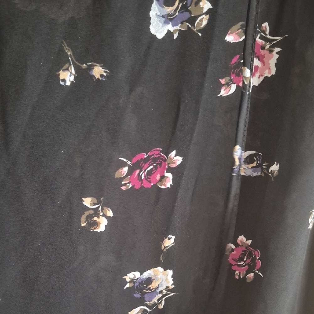 Blousology Chic Black Floral Blouse with Ruffle Cap Sleeves 1x Plus Floral Poly - Picture 7 of 9